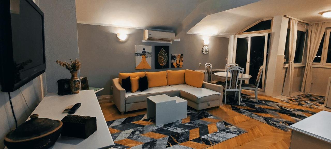 Monera & & Free Garage موستار