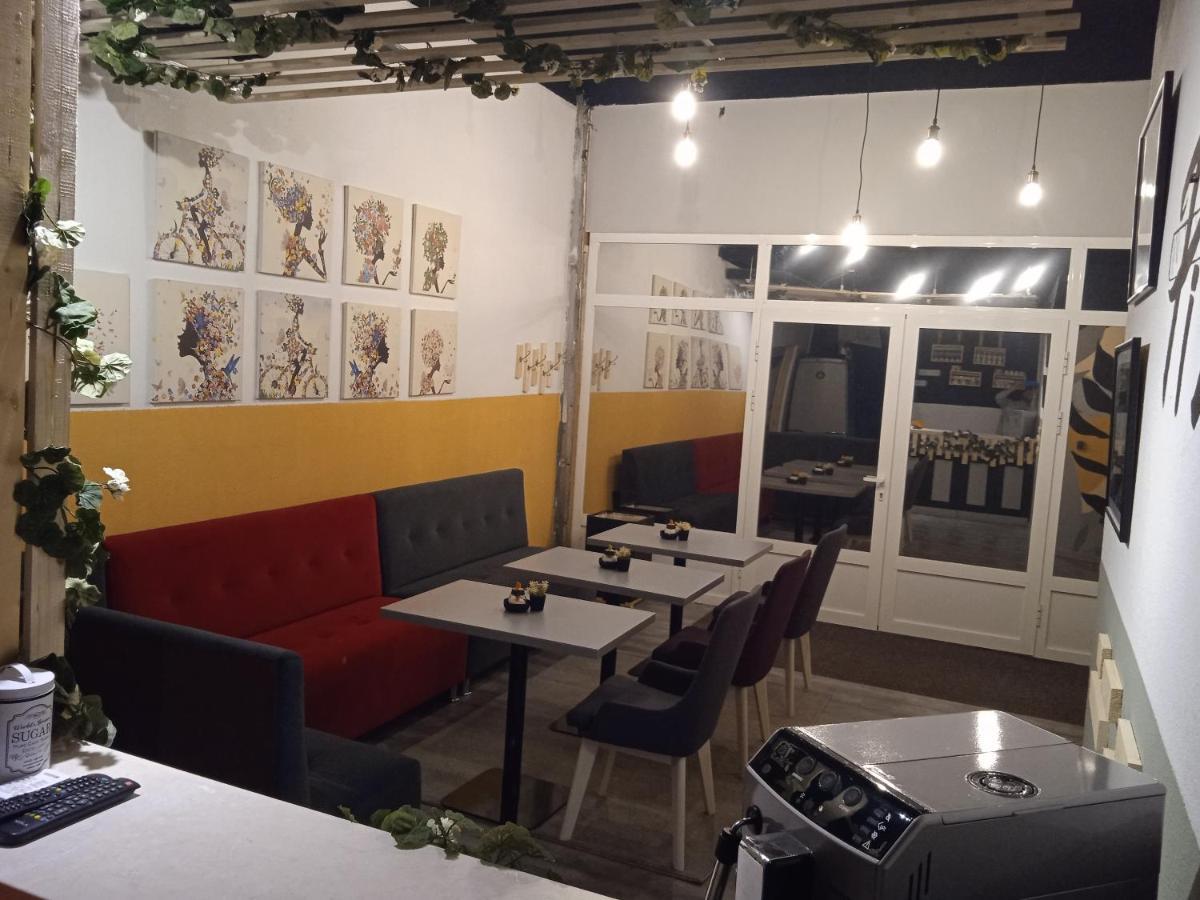 Monera & & Free Garage * موستار