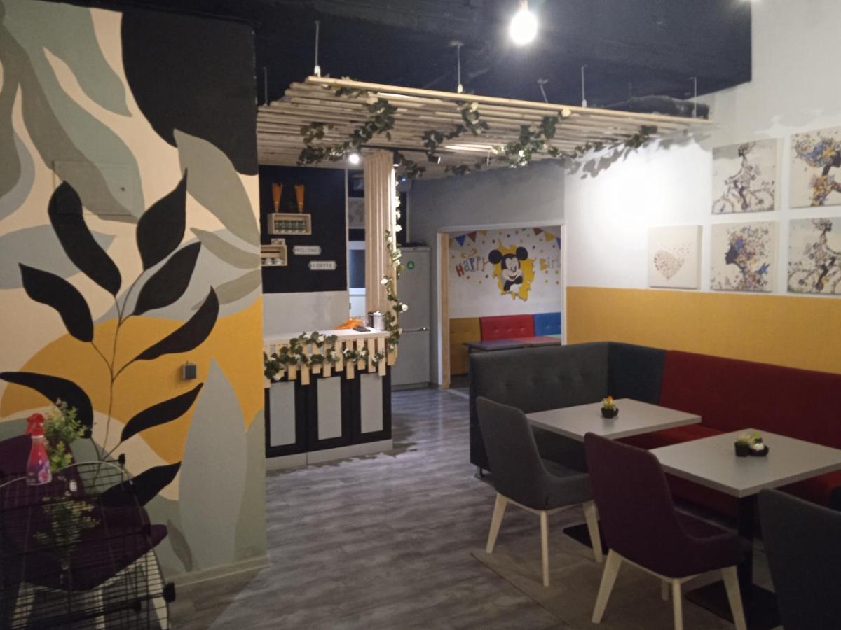 Monera & & Free Garage موستار